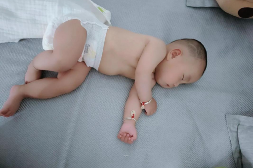 海丰宝宝先长上牙还是下牙